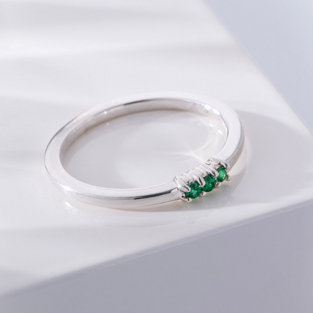 Sterling Silver Ring – 3 Intense Green Natural Emeralds